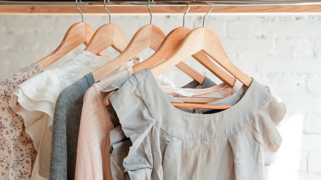 Ridurre la plastica guardando l’etichetta dei vestiti che acquistiamo