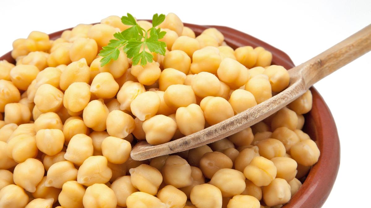 Ceci secchi in una ciotola accanto alla Instant Pot